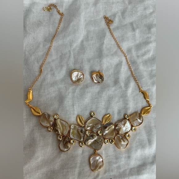 Brand new vintage gold plated baroque pearl brass necklace with stud earrings - Picture 2 of 3